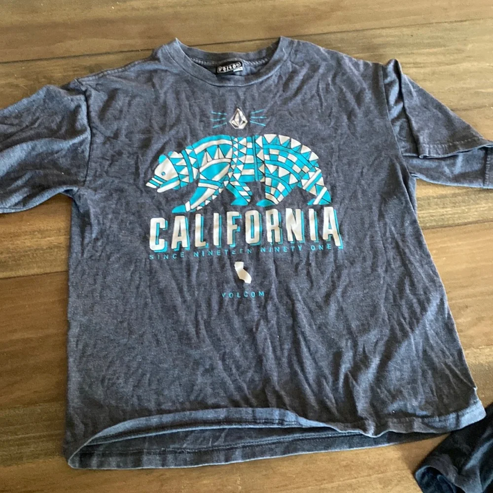 Size medium Volcom t-shirt - Picture 1 of 3